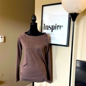 Upgrade your wardrobe with this cute casual Ann Taylor Loft top!